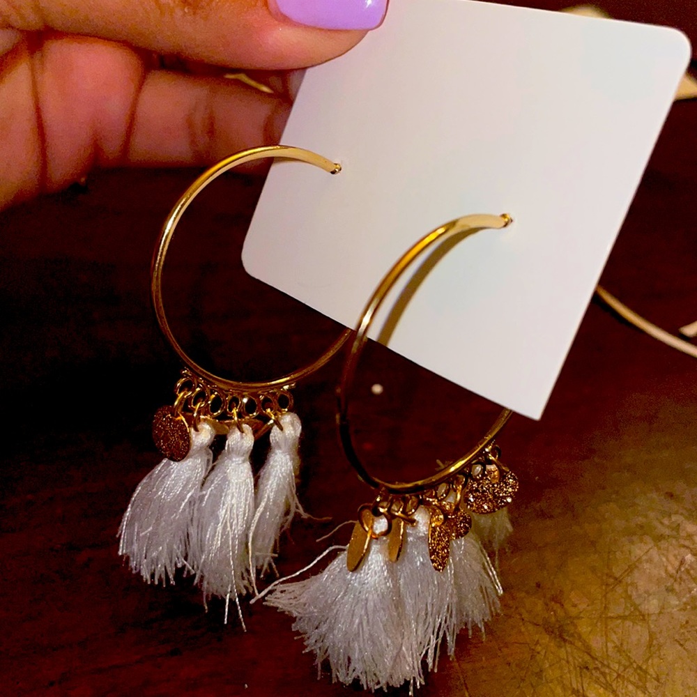 Golden metal hoops earrings with threads